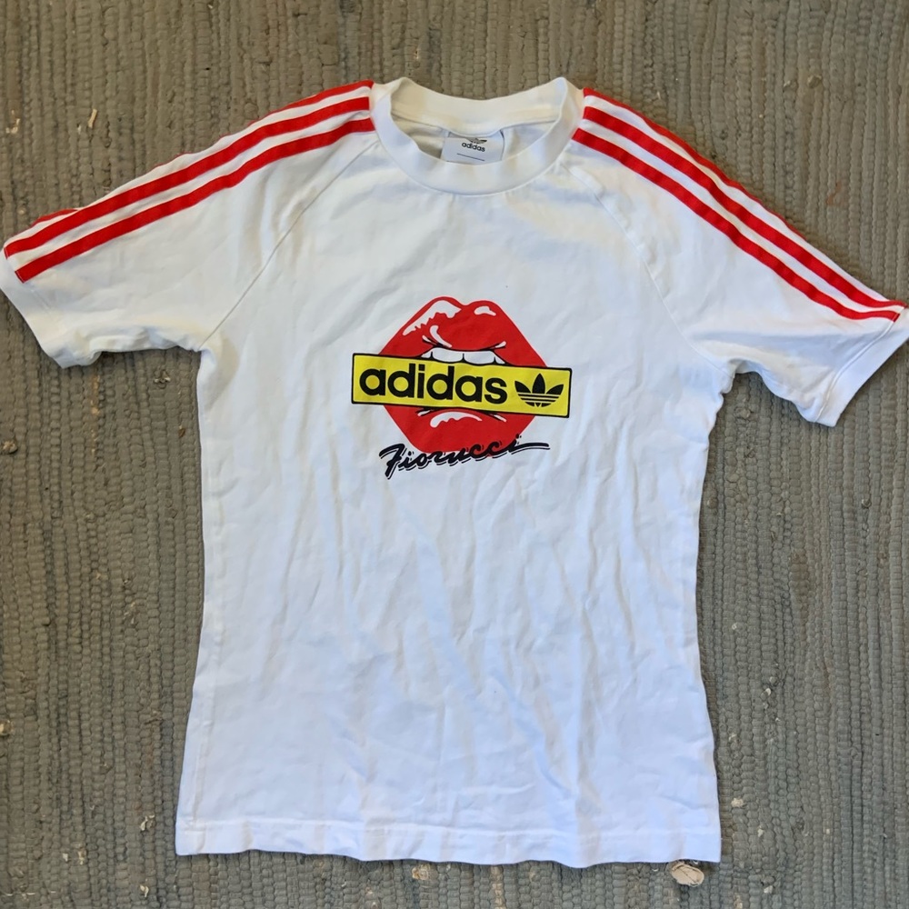 ADIDAS X FIORUCCI 'FIORUCCI LIPS' LOGO GRAPHIC PRINT STRIPE T-SHIRT